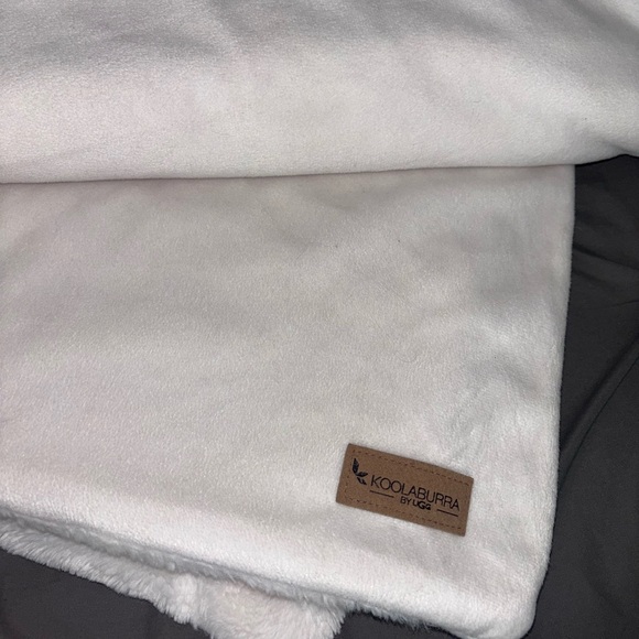 Koolaburra by Ugg Faux Fur Throw - Picture 8 of 10